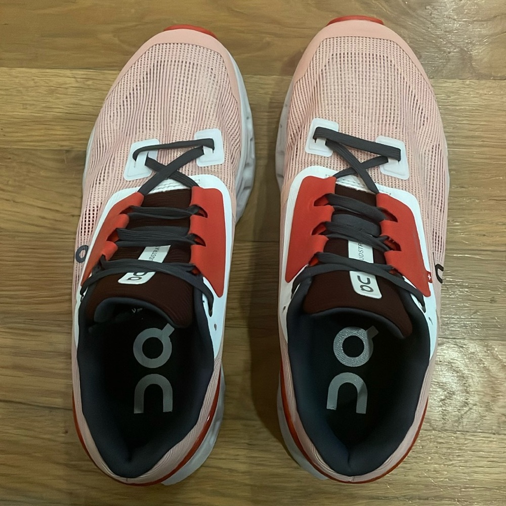 On CloudStratus Running Shoes
